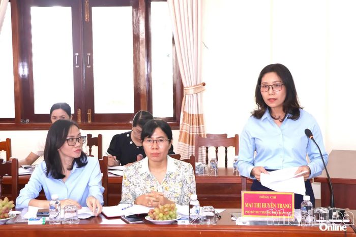 Lãnh đạo Đảng ủy xã Ninh Phước nêu ý kiến tại buổi kiểm tra, khảo sát.