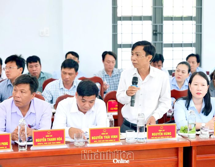 Lãnh đạo xã Ninh Hải báo cáo các giải pháp duy trì tăng trưởng và đẩy nhanh giải ngân vốn đầu tư công.