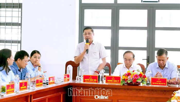 Lãnh đạo xã Phước Dinh kiến nghị tháo gỡ khó khăn tại buổi làm việc.