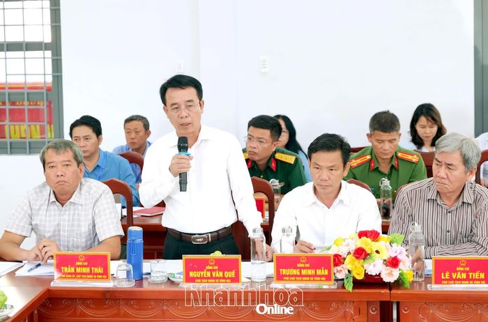 Lãnh đạo xã Vĩnh Hải báo cáo các giải pháp phát triển du lịch, kinh tế biển và thực hiện Dự án Nhà máy Điện hạt nhân Ninh Thuận 2.
