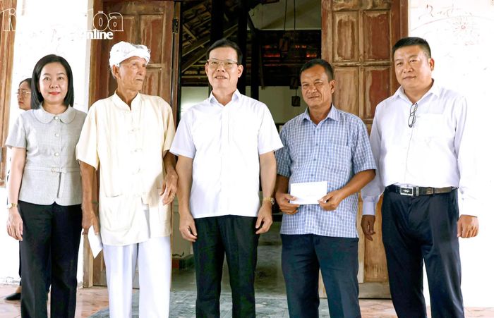 Đoàn tặng quà cho đại diện Đền Pô Klong Chan và ông Đàng Chí Quyết.