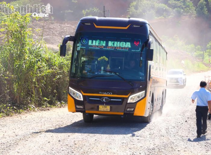 Xe khách lưu thông qua một số đoạn đang được sửa chữa.