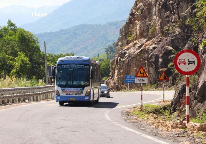 Xe lưu thông trên tuyến Quốc lộ 27C vào ban ngày. Ban đêm, các phương tiện không được phép lưu thông qua tuyến đường này để bảo đảm an toàn.