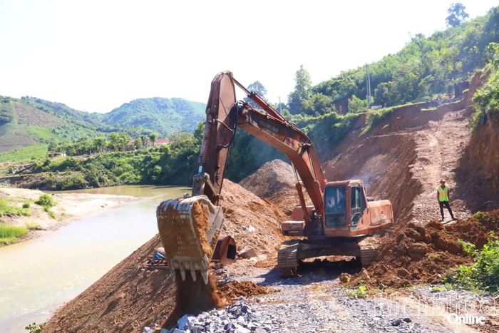 Đơn vị thi công đang gia cố vị trí sạt lở nằm dưới chân đèo Khánh Lê.