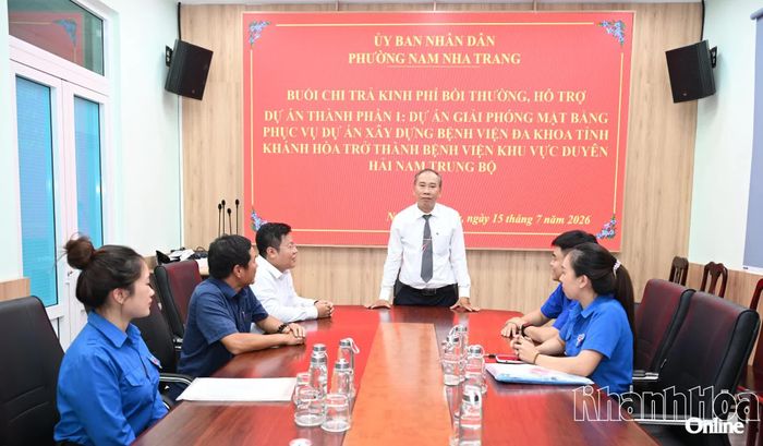 Quang cảnh buổi chi trả kinh phí bồi thường, hỗ trợ.