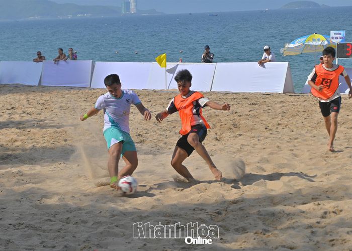 Trận đấu giữa 2 đội phường Tây Nha Trang và xã Đại Lãnh.