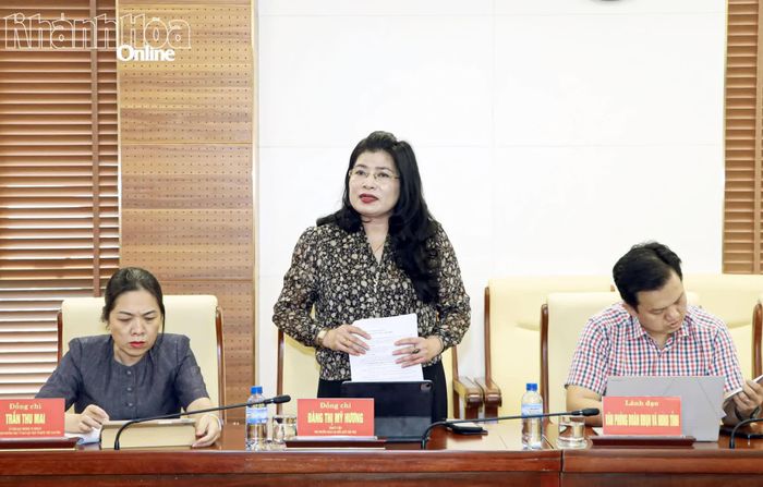Đồng chí Đàng Thị Mỹ Hương - Phó Trưởng đoàn chuyên trách Đoàn Đại biểu Quốc hội tỉnh báo cáo một số nội dung.