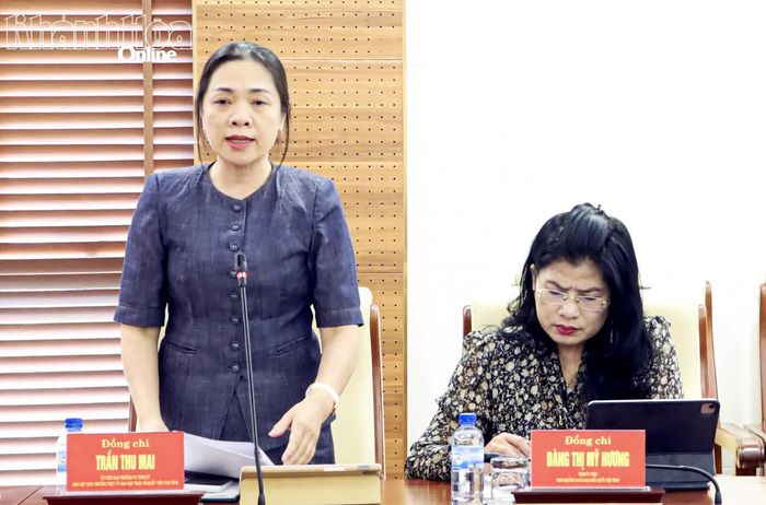 Đồng chí Trần Thu Mai - Ủy viên Ban Thường vụ Tỉnh ủy, Phó Chủ tịch Thường trực Ủy ban MTTQ Việt Nam tỉnh báo cáo một số nội dung tại hội nghị.