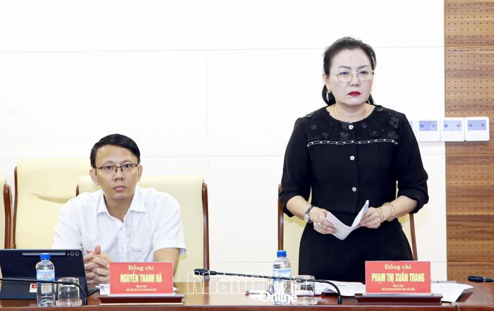 Đồng chí Phạm Thị Xuân Trang - Phó Chủ tịch HĐND tỉnh báo cáo một số nội dung tại hội nghị.