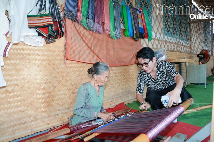 Thực hành kỹ thuật dệt thổ cẩm của đồng bào Chăm.