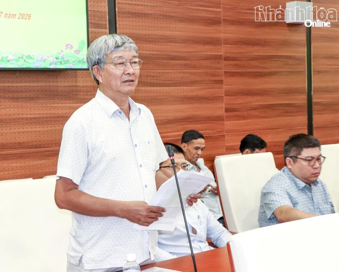 Lãnh đạo Sở Giáo dục và Đào tạo trả lời câu hỏi của các nhà báo.