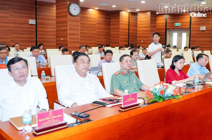 Lãnh đạo các sở, ban, ngành tham dự họp báo.