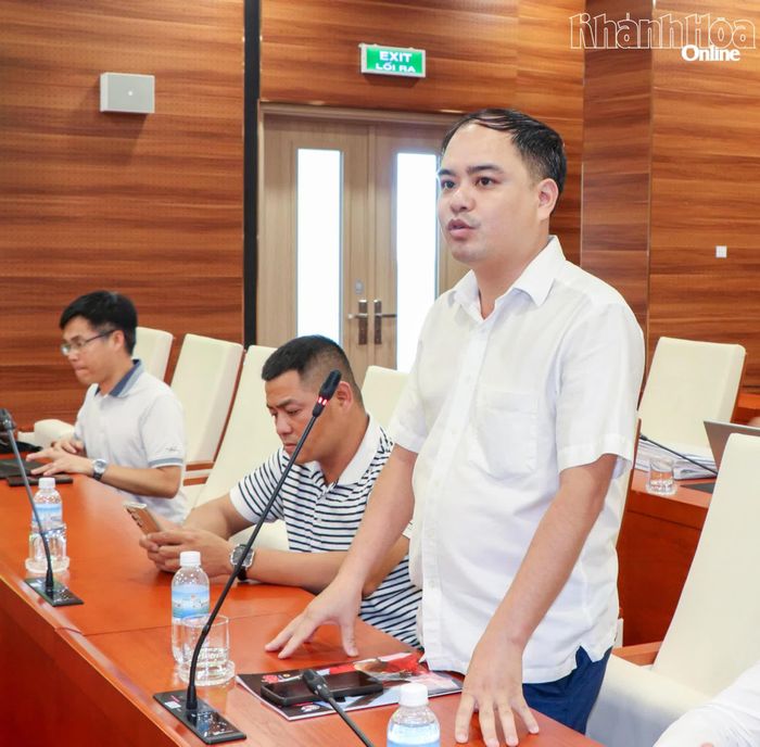 Nhà báo đặt câu hỏi tại buổi họp báo.