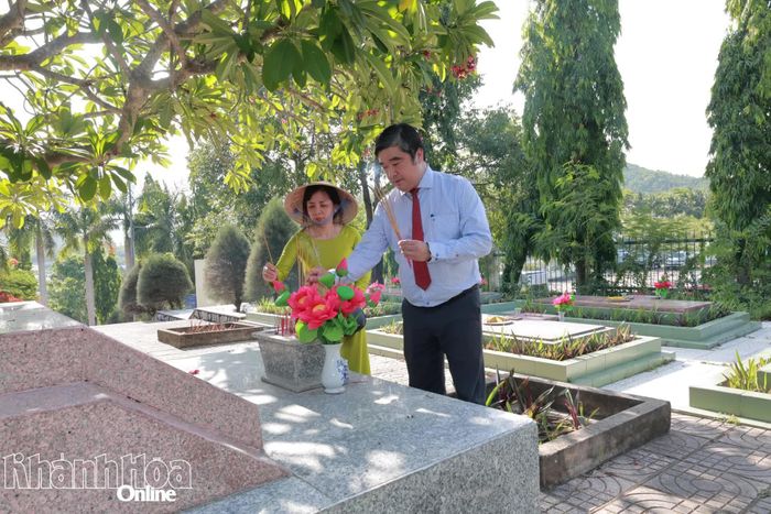 Ông Tạ Hồng Quang - Trưởng Ban Nội chính Tỉnh ủy Khánh Hòa thắp hương tại Nghĩa trang liệt sĩ Hòn Dung.
