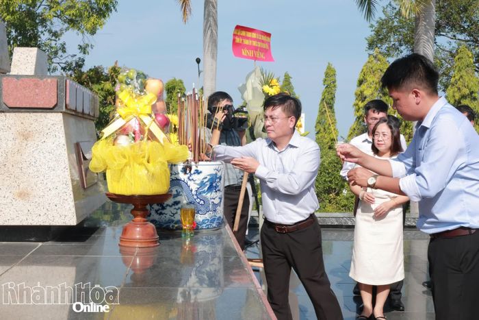 Các đại biểu thắp hương tại Nghĩa trang liệt sĩ Hòn Dung.