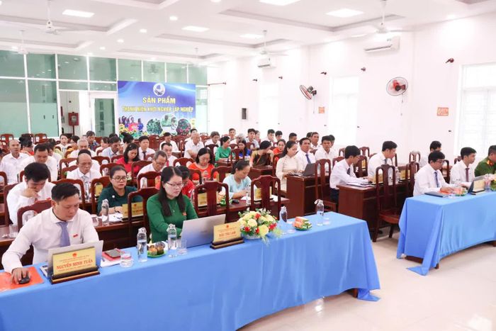 Các đại biểu tham dự kỳ họp.