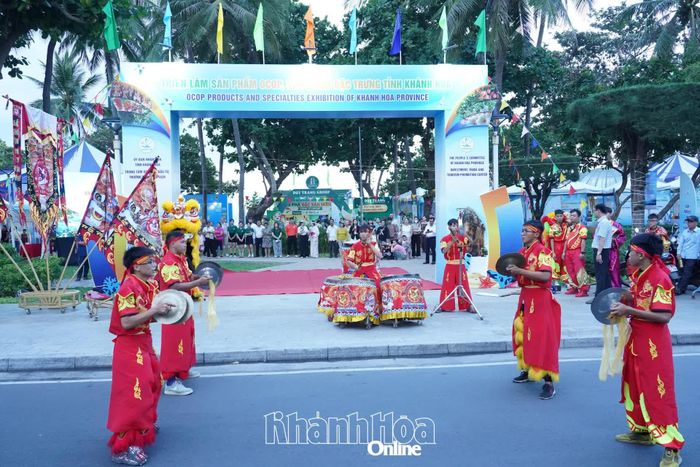 Múa lân khai mạc triển lãm.