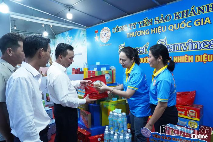 Các đại biểu tham quan các gian hàng tại triển lãm.