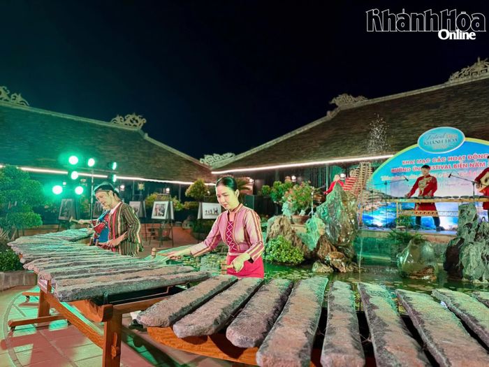 Các nghệ sĩ biểu diễn trên bộ đàn đá 54 thanh.