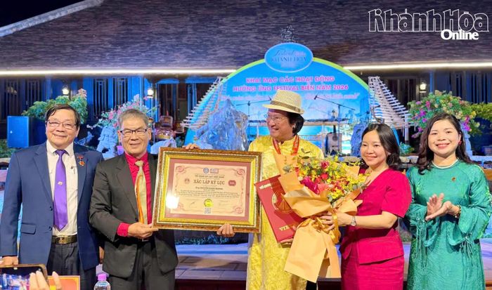 Lãnh đạo Sở Văn hóa, Thể thao và Du lịch cùng Tổ chức Kỷ lục Việt Nam (VietKings) chúc mừng ông Nguyễn Xuân Quang.