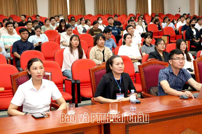 Đại biểu và thí sinh sự khai mạc kỳ tuyển dụng.
