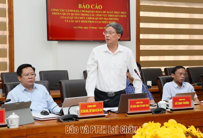 Lãnh đạo Sở Giáo dục và Đào tạo phát biểu ý kiến tại cuộc họp.