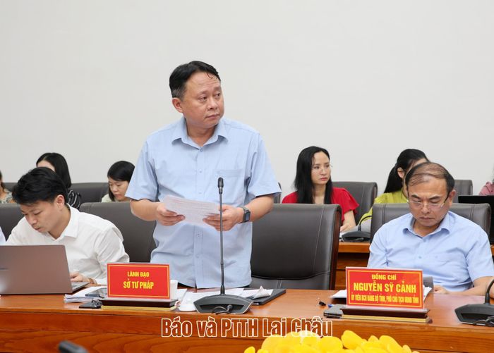 Lãnh đạo Sở Tư pháp báo cáo tình hình thực hiện nhiệm vụ đã phân cấp, ủy quyền của Đảng ủy UBND tỉnh.