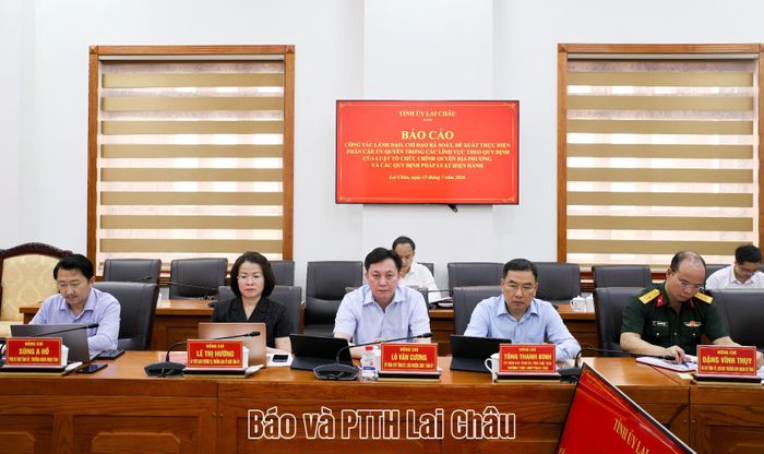 Các đại biểu dự cuộc họp.