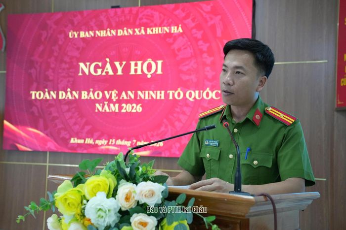 Đại diện Công an xã Khun Há ôn lại truyền thống của lực lượng.