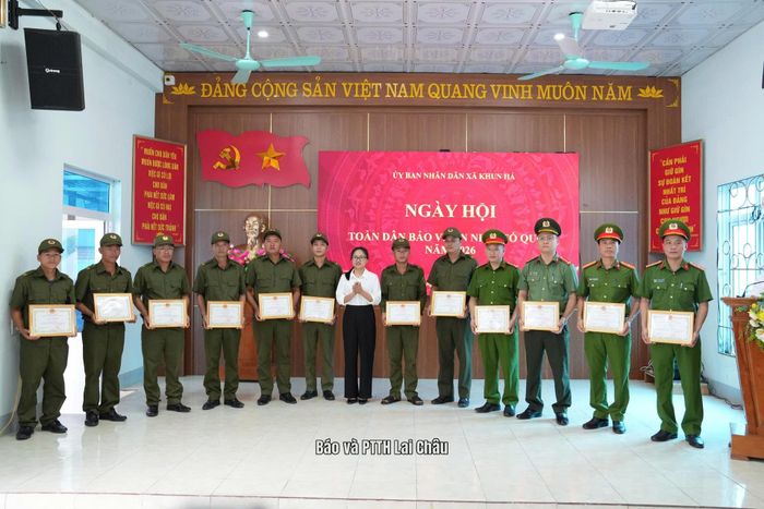 Các tập thể và cá nhân có thành tích xuất sắc trong phòng trào "Toàn dân bảo vệ an ninh Tổ quốc" được nhận giấy khen.