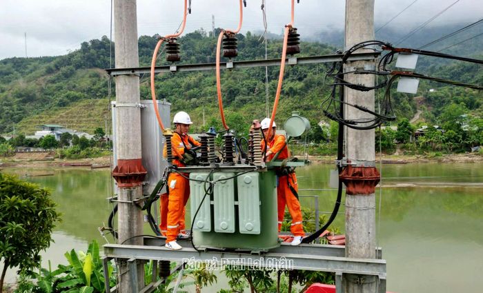 Công nhân Điện lực Bum Tở kiểm tra trạm biến áp.