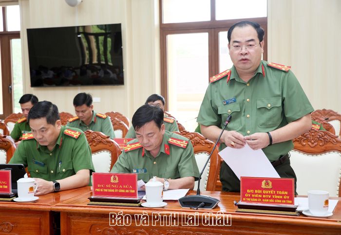 Đại tá Bùi Quyết Toán - Ủy viên Ban Thường vụ Tỉnh ủy, Bí thư Đảng ủy, Giám đốc Công an tỉnh báo cáo tóm tắt tình hình thực hiện nhiệm vụ 6 tháng đầu năm, nhiệm vụ trọng tâm 6 tháng cuối năm 2026.