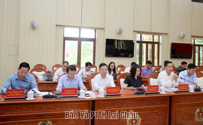 Các đại biểu dự buổi làm việc.