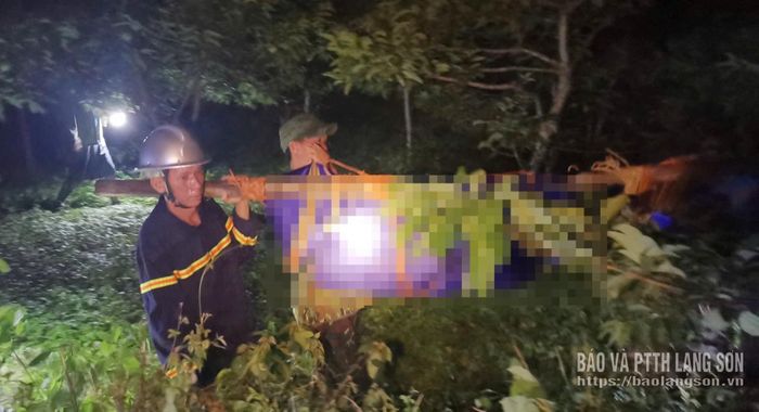 Lực lượng chức năng và người dân đưa nạn nhân xuống núi