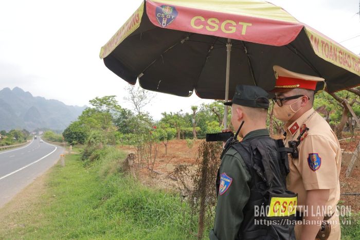 Lực lượng chức năng sử dụng thiết bị ghi hình phương tiện tham gia giao thông trên tuyến Quốc lộ 1, đoạn qua địa bàn xã Chi Lăng, tỉnh Lạng Sơn