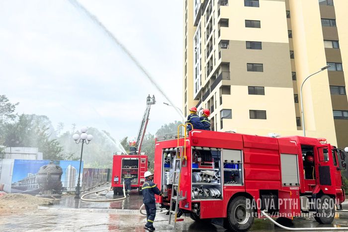 Lực lượng chức năng thực tập phương án chữa cháy và CNCH tại chung cư GP3 thuộc dự án Nhà ở xã hội số 02 Lạng Sơn