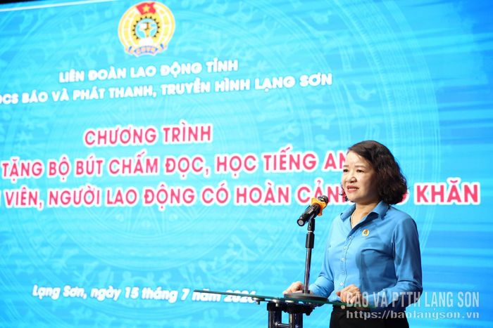 Đồng chí Phó Chủ tịch Ủy ban MTTQ Việt Nam tỉnh, Chủ tịch LĐLĐ tỉnh phát biểu tại chương trình