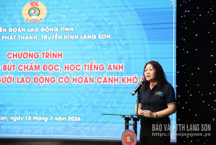Đồng chí Phó Giám đốc, Chủ tịch Công đoàn cơ sở Báo và Phát thanh, Truyền hình Lạng Sơn phát biểu tại chương trình