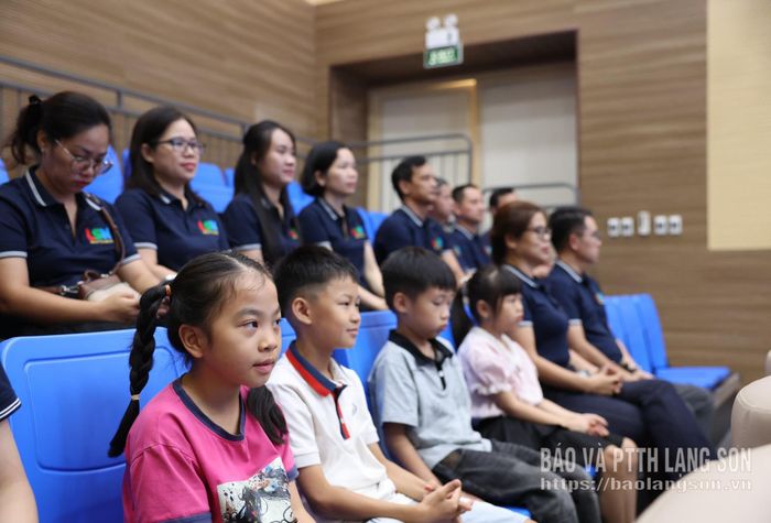 Các cháu thiếu nhi dự chương trình
