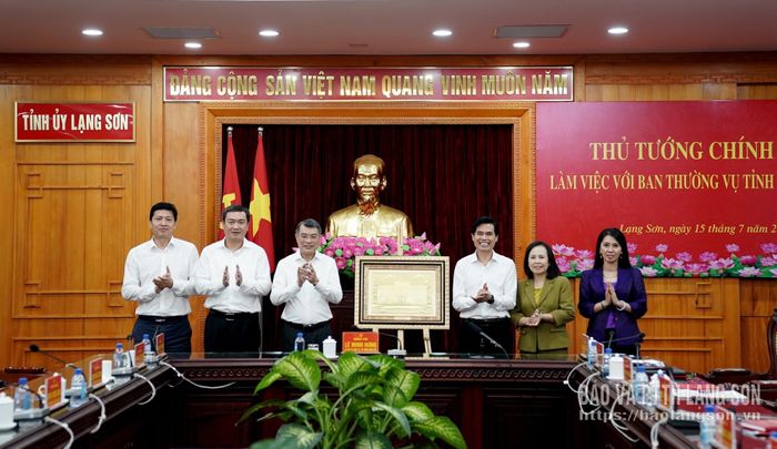 Thủ tướng Chính phủ Lê Minh Hưng trao tặng quà của Chính phủ cho Tỉnh ủy Lạng Sơn