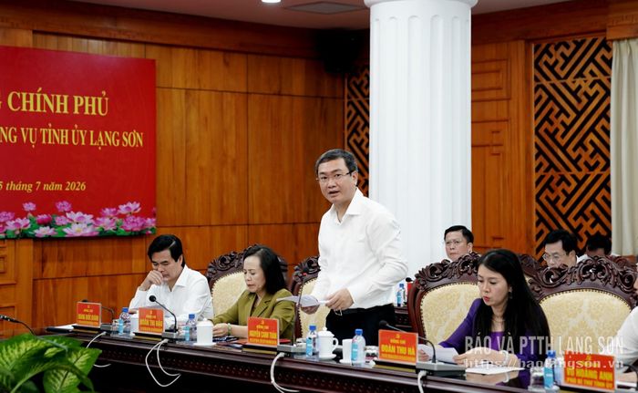 Đồng chí Nguyễn Cảnh Toàn, Phó Bí thư Tỉnh ủy, Chủ tịch UBND tỉnh báo cáo các nội dung liên quan tại buổi làm việc