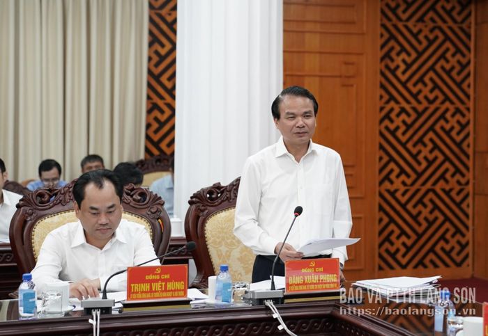 Đồng chí Đặng Xuân Phong, Ủy viên Trung ương Đảng, Bộ trưởng, Chủ nhiệm Văn phòng Chính phủ trao đổi một số nội dung tại buổi làm việc