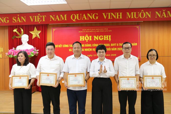 Đồng chí Giám đốc BHXH tỉnh trao tặng giấy khen cho đại diện 5 tập thể vì có thành tích xuất sắc trong phong trào thi đua quý II năm 2026