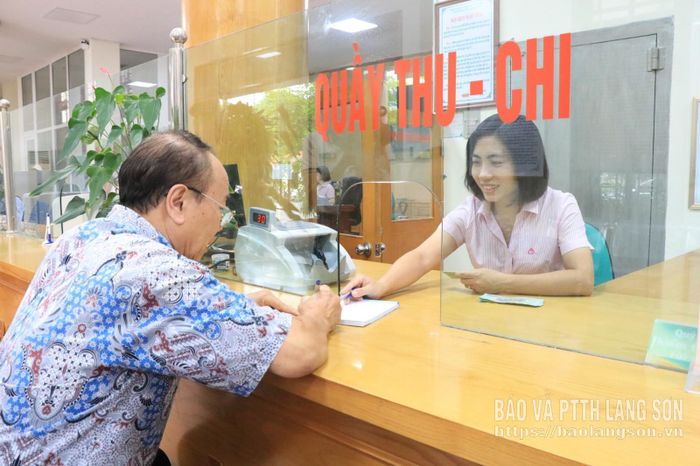 Đại biểu tham gia gửi tiết kiệm tại ngày hội