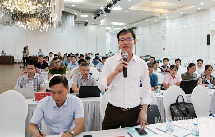 Lãnh đạo Ban Chỉ đạo 389 xã Đồng Đăng trao đổi một số nội dung tại hội nghị