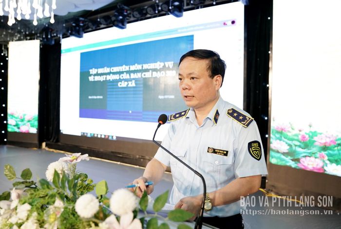 Lãnh đạo phòng nghiệp vụ, Chi cục QLTT tỉnh (Sở Công thương) - cơ quan Thường trực Ban Chỉ đạo 389 tỉnh phổ biến một số nội dung liên quan tại hội nghị