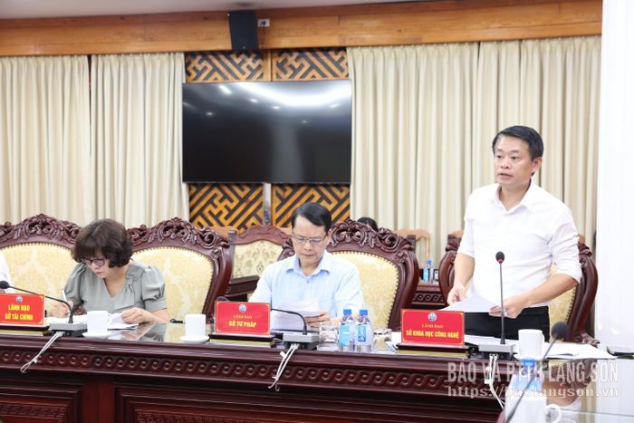 Lãnh đạo Sở Khoa học và Công nghệ trình bày báo cáo đánh giá tình hình thực hiện các quy định của pháp luật liên quan tại chương trình làm việc