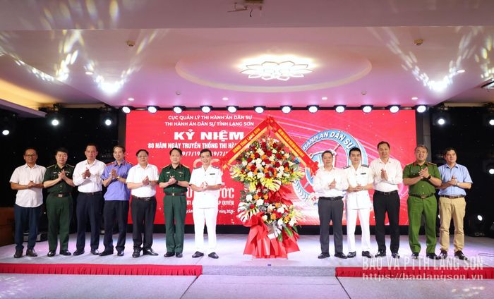 Đồng chí Đoàn Thanh Sơn, Phó Chủ tịch UBND tỉnh, Trưởng Ban Chỉ đạo THADS tỉnh cùng lãnh đạo một số sở, ban, ngành tặng hoa chúc mừng nhân kỷ niệm 80 năm Ngày truyền thống THADS tỉnh