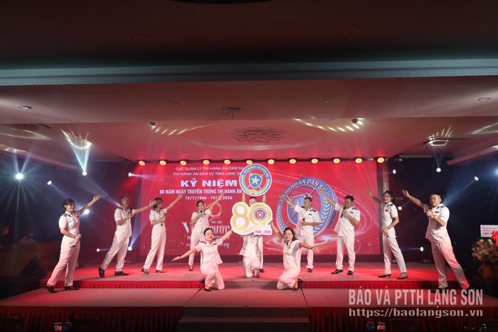 Tiết mục văn nghệ chào mừng do cán bộ, công chức cơ quan Thi hành án dân sự tỉnh biểu diễn