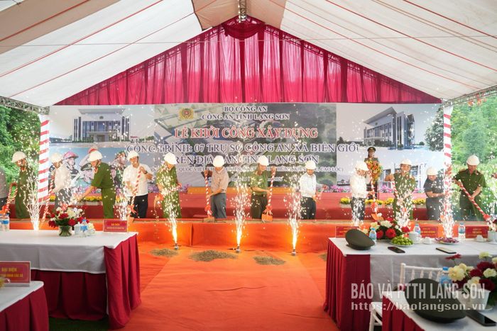 Các đại biểu thực hiện nghi lễ khởi công